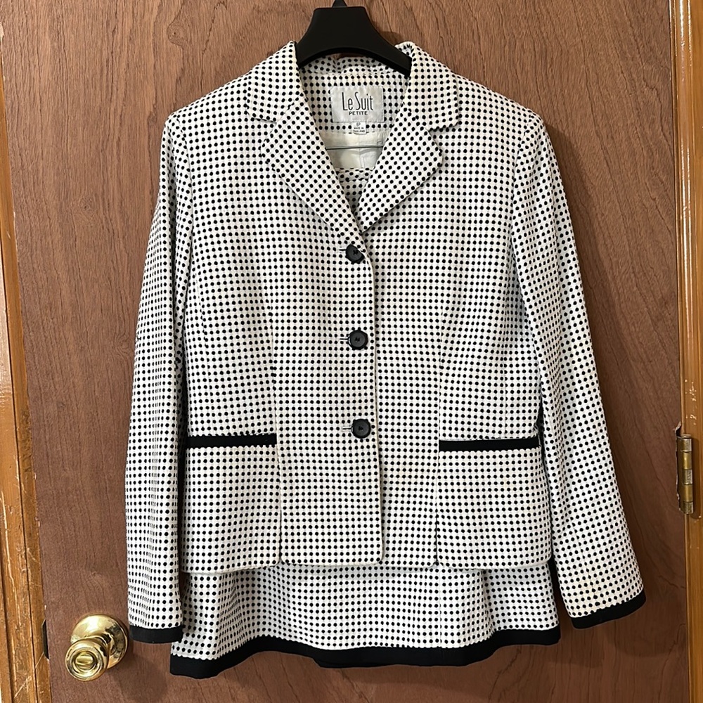 Black and White Le Suit Size 6P Jacket and Skirt